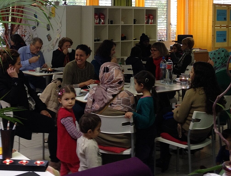 Kulturen und Generationen treffen sich in der CaféBar. Foto: zVg