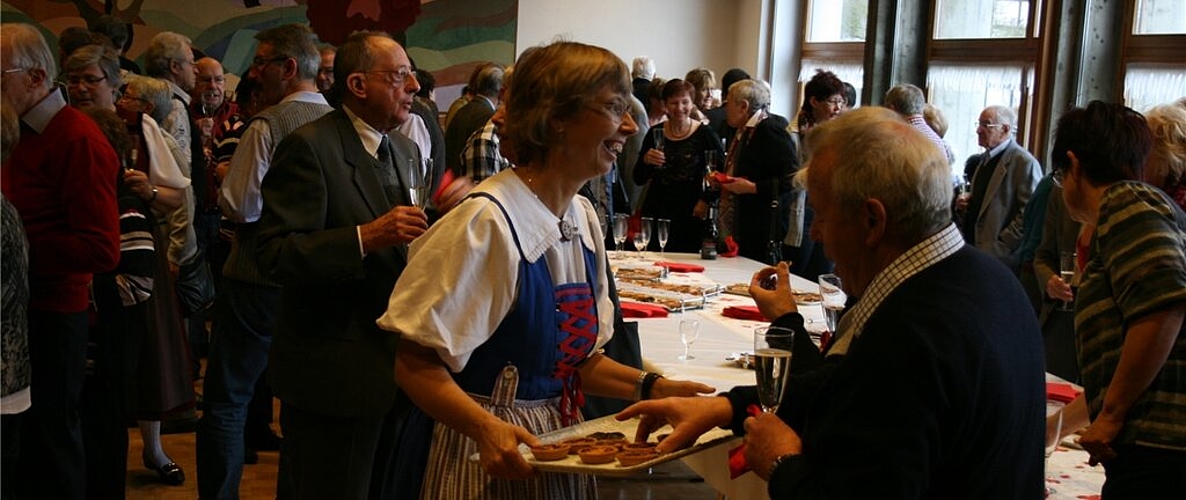 Der Trachtenverein Spreitenbach und der Quartierverein Schleipfe versorgten die Gäste gut gelaunt mit Champagner und Häppchen. Fotos: ska
