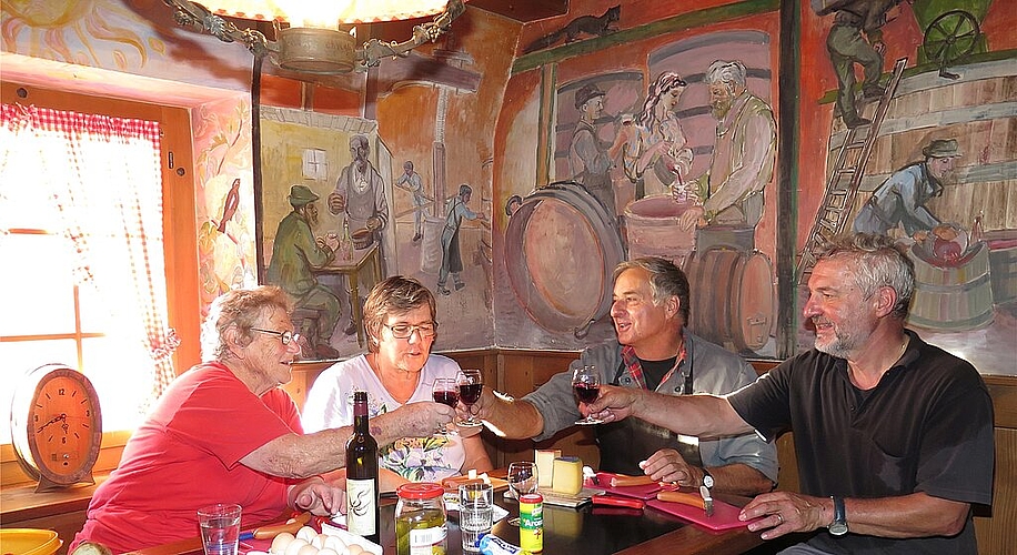 Nach getaner Arbeit im Stübli (v.r.): Bruno Schilliger, Paul und Doris Steimer sowie ihre Mutter Nelly Keller.
