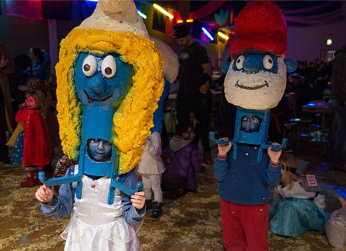 Stolz präsentieren die jungen Fasnächtler ihre selbst gemachten Kostüme.
