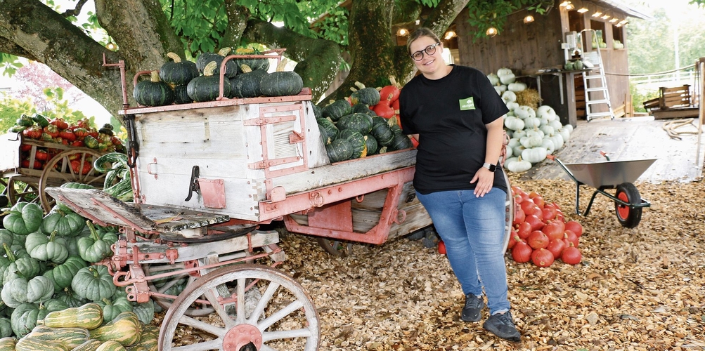 Romana Lienberger auf dem Vorplatz des Obstgartens, wo rund 180 Kürbissorten ausgestellt sind. Melanie Bär