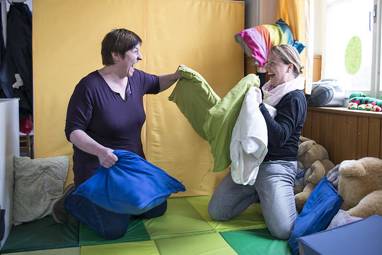 Tamara Thomann und die neue Präsidentin Sibylle Müller (r.) in einer Kissenschlacht.