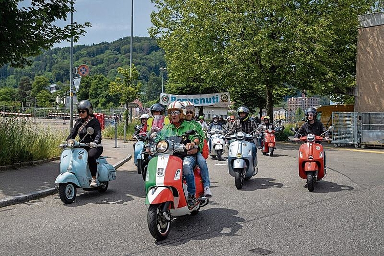 Der Vespa-Corso ist gestartet und führt vom Shoppi Spreitenbach zum Regensberg und retour. gk