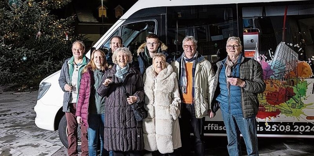 Eine Delegation der Ortsbürger posiert vor dem Dorffest-Bus.sb