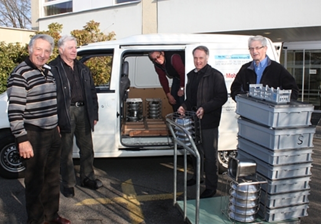 Die fünf Chauffeure beladen den Lieferwagen: (v.l.) Sepp Gut, Walter Kuprecht, Johan Caminada, Mario Felber und René Imèr. Foto: bär
