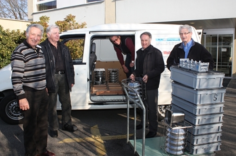 Die fünf Chauffeure beladen den Lieferwagen: (v.l.) Sepp Gut, Walter Kuprecht, Johan Caminada, Mario Felber und René Imèr. Foto: bär
