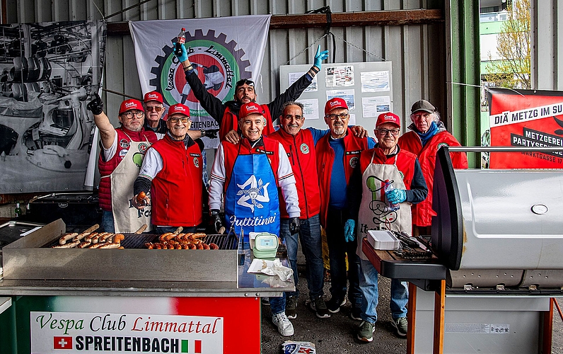 Der Organisator-Club feiert das Treffen. 