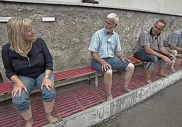 Maria Kaufmann (links) zeigt in der Sendung «Mini Schwiiz, dini Schwiiz» Baden. Konrad Wiederkehr (Zweiter von links) präsentiert Spreitenbach.  Screenshot SRF