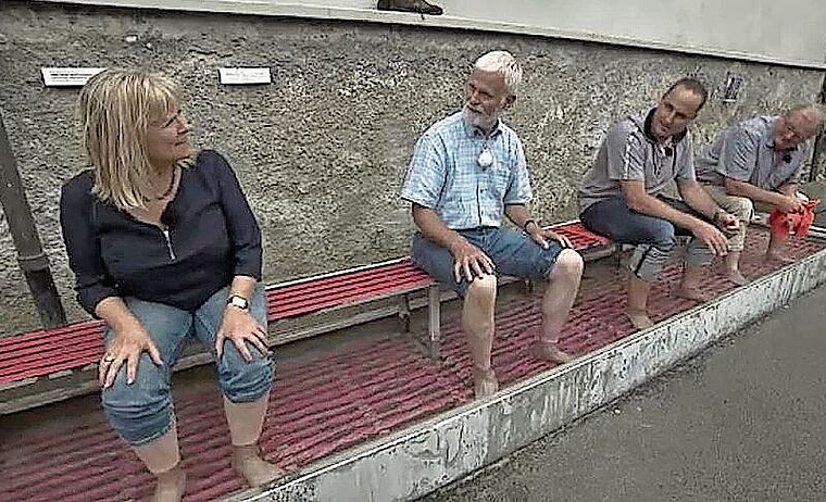 Maria Kaufmann (links) zeigt in der Sendung «Mini Schwiiz, dini Schwiiz» Baden. Konrad Wiederkehr (Zweiter von links) präsentiert Spreitenbach. Screenshot SRF