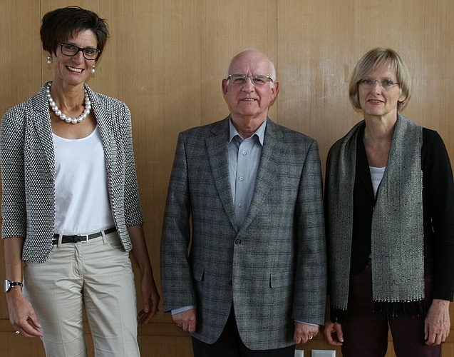 Auf dem Weg zum neuen Alterszentrum (v.l.): Bernadette Flükiger, Geschäftsleiterin Alterszentrum St. Bernhard, Raymond Picard, Verwaltungsratspräsident St. Bernhard AG, Lilo Jud, Leiterin Fachstelle für Altersfragen und Freiwilligenarbeit. Foto: skaDie Landaufteilung sorgte in der Vergangenheit für Verwirrung: Das neue Alterszentrum ist auf der gemeindeeigenen Parzelle 1 (Gelb) geplant, wie es bereits beim Land-Verkauf teilweise vorgesehen war. Grafik: zVg