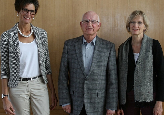 Auf dem Weg zum neuen Alterszentrum (v.l.): Bernadette Flükiger, Geschäftsleiterin Alterszentrum St. Bernhard, Raymond Picard, Verwaltungsratspräsident St. Bernhard AG, Lilo Jud, Leiterin Fachstelle für Altersfragen und Freiwilligenarbeit. Foto: 