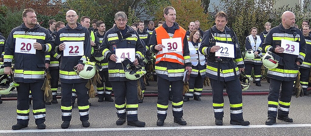 Dienstpflicht erfüllt 158 Feuerwehrjahre gehen in Pension (v.l.): Gfr Erich Weber, Sdt Daniel Wisler, Gfr Karl Weber, Oblt Beat Rütimann, Kpl Leonz Irniger, Oblt Urs Fischer.
