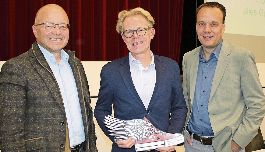 Verabschiedet: Nach einer Amtsperiode traten Consuelo Senn (M.) als Gemeinderat und Pascal Renaud-dit-Louis (l.) als Präsident der Finanzkommission zurück (beide FDP). Thomas Zollinger (SVP) wechselt nach 16 Jahren per Anfang Jahr von der Fi Verabschiedet: Nach einer Amtsperiode traten Consuelo Senn (M.) als Gemeinderat und Pascal Renaud-dit-Louis (l.) als Präsident der Finanzkommission zurück (beide FDP). Thomas Zollinger (SVP) wechselt nach 16 Jahren per Anfang Jahr von der Finanzkommission in den Gemeinderat. Sie wurden von Gemeindeammann Anton Möckel (parteilos) für die Arbeit verdankt und beschenkt.Melanie Bär