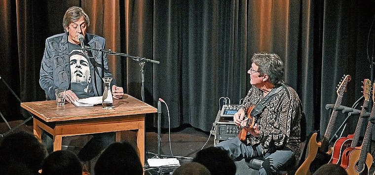 Pedro Lenz und Max Lässer spielen eine Ode an das Mittelland. (Bild: Alex Spichale/Archiv)