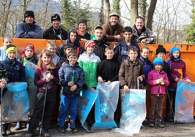Die Jungfischer und ihre Begleiter haben fleissig Unrat gesammelt. Grosse Ausbeute der Taucher, unter anderem zwei Velos. Fotos: cf Markus Abegg zeichnet mit seinem Team für die Zubereitung der Erbsensuppe mit Würsten verantwortlich. Velos, Alteise