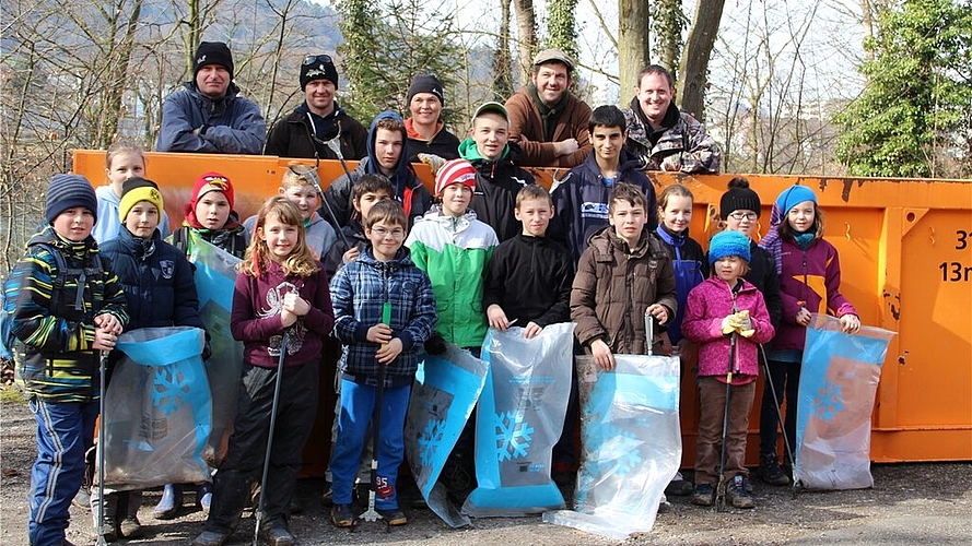 Die Jungfischer und ihre Begleiter haben fleissig Unrat gesammelt. Grosse Ausbeute der Taucher, unter anderem zwei Velos. Fotos: cf Markus Abegg zeichnet mit seinem Team für die Zubereitung der Erbsensuppe mit Würsten verantwortlich. Velos, Alteisen, Steinplatten und anderes mehr landen im Abfallcontainer. Einwohnerrat Martin Egloff und Gemeinderat Markus Maibach haben ebenfalls Unrat eingesammelt. 