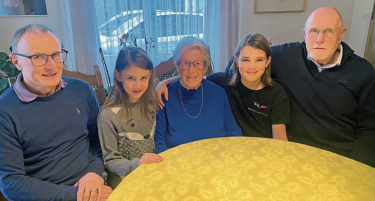 Gertrud Huser zwischen Urenkeln Laura und Elias und den Söhnen Marin und Eduard (r.).Melanie Bär
