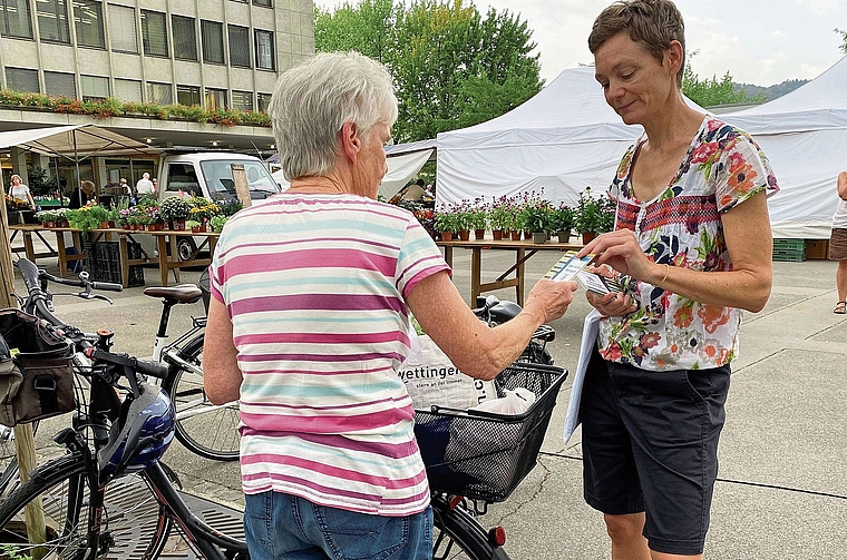 Im Gespräch Bibliotheksleiterin Sabine Hofmann spricht mit einer Passantin am 28. August am Wochenmarkt.Bild: Melanie Bär