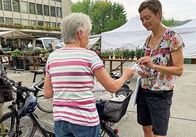 Im Gespräch Bibliotheksleiterin Sabine Hofmann spricht mit einer Passantin am 28. August am Wochenmarkt.Bild: Melanie Bär
