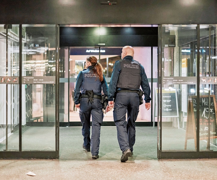 Patrouille: Polizisten der Repol unterwegs im Limmattal. Valentin Hehli