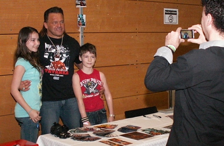 Beim Meet & Greet konnten kleine und grosse Fans die Wrestler hautnah erleben, wie hier den amerikanischen Profi Tatanka.
