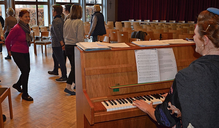 Rhythmikkurs: Andrea Cattel gibt mit Klaviertönen den Takt an. Melanie Bär