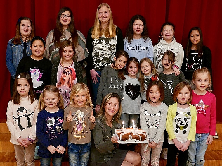 Drei Kerzen für den Kinderchor: Gordana Kekenovska (M.) umringt von Chorsängerinnen.Foto: sw