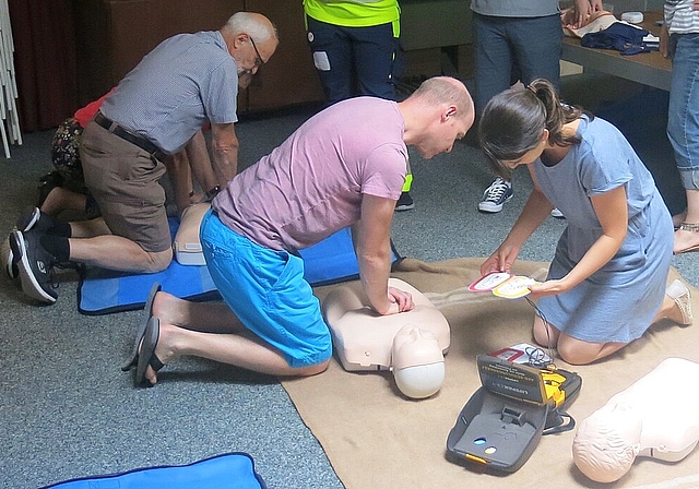 Im Praxisteil wurde auch der Umgang mit einem Defibrillator geübt. Beat Hager