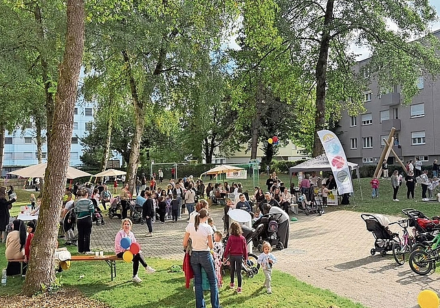 Farbenfrohe Eröffnung: Rund 270 Kinder und Erwachsene sind bei der Eröffnung des Spielplatzes Langäcker dabei.Bilder: zVG