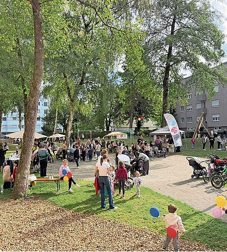 Farbenfrohe Eröffnung: Rund 270 Kinder und Erwachsene sind bei der Eröffnung des Spielplatzes Langäcker dabei.Bilder: zVG Farbenfrohe Eröffnung: Rund 270 Kinder und Erwachsene sind bei der Eröffnung des Spielplatzes Langäcker dabei.Bilder: zVG