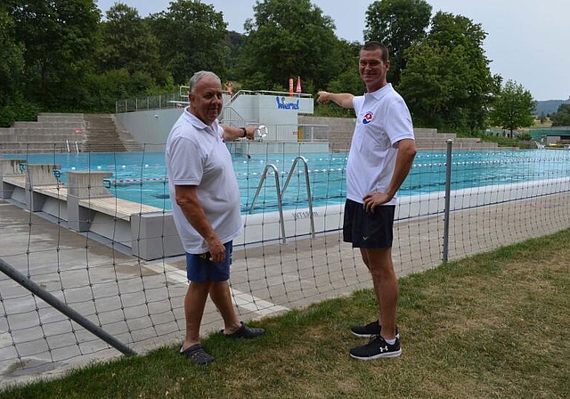 Die Badmeister Simon Studer (r.) und Roland Frei zeigen auf das Schwimmerbecken im «Wiemel». ihk