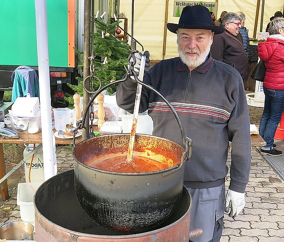 Willi Weber bereitete die hausgemachte Gulaschsuppe zu.
