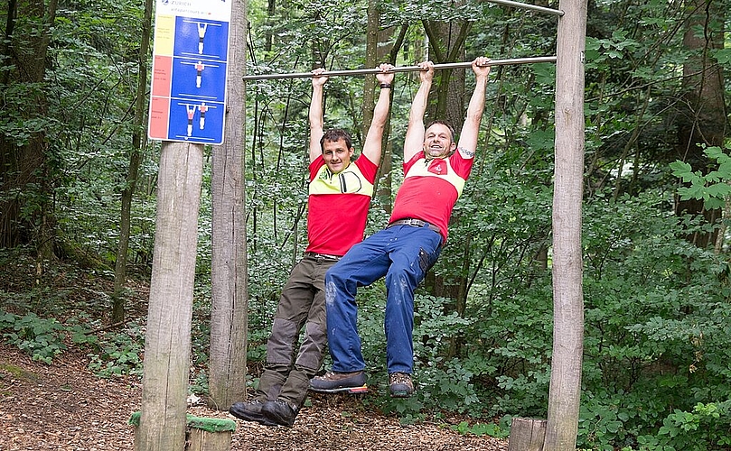 Forstwart macht es vor: <em>So funktioniert der Vitaparcours. </em>
