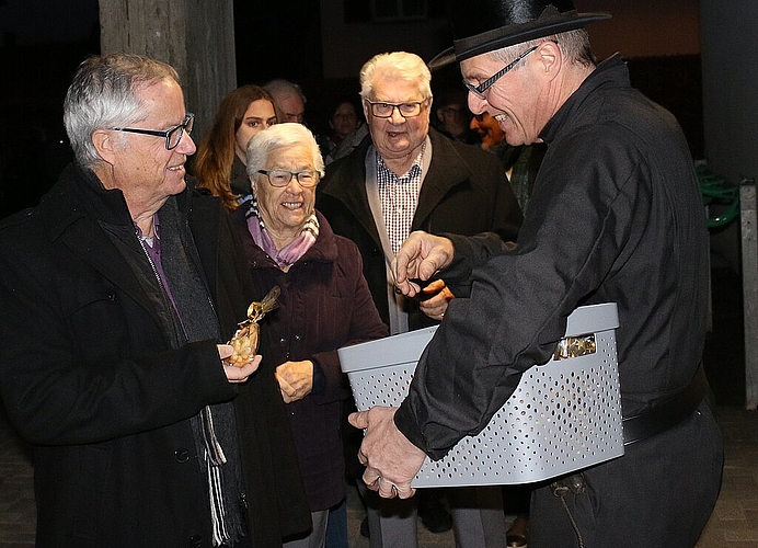 Kaminfeger Roland Frei <em>übergab Vizepräsident Markus Mötteli Mailänderli.</em>