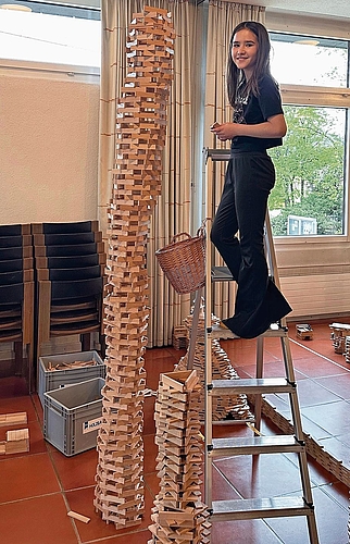 Sie muss die Leiter zu Hilfe nehmen, um den Turm zu erhöhen.  zVg