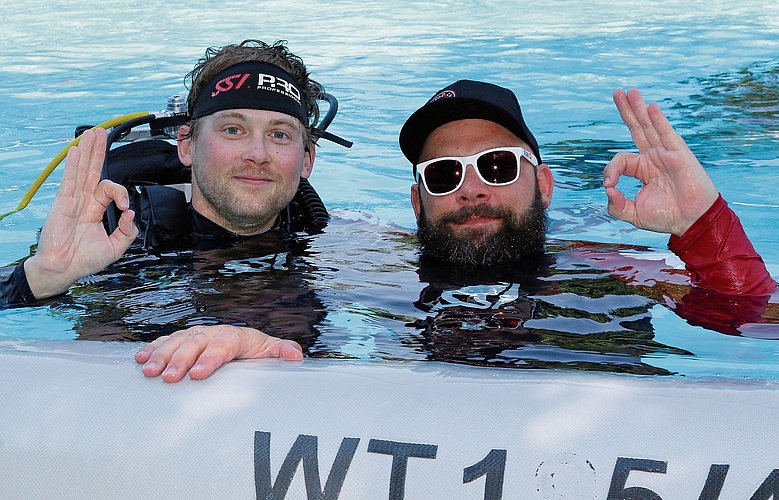 Max Zahn und Lars Draheim boten Schnuppertauchen an. Sie wollen das Mermaid-Schwimmen auch mal ausprobieren. bär Max Zahn und Lars Draheim boten Schnuppertauchen an. Sie wollen das Mermaid-Schwimmen auch mal ausprobieren. bär
