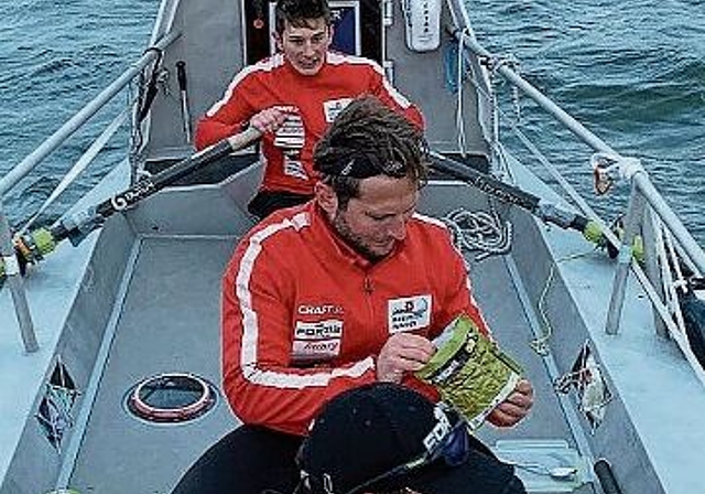Es ist eng auf dem Boot. (Bilder: zVg)
