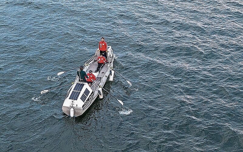 Auf hoher See rudern die vier über zum Teil meterhohe Wellen. 