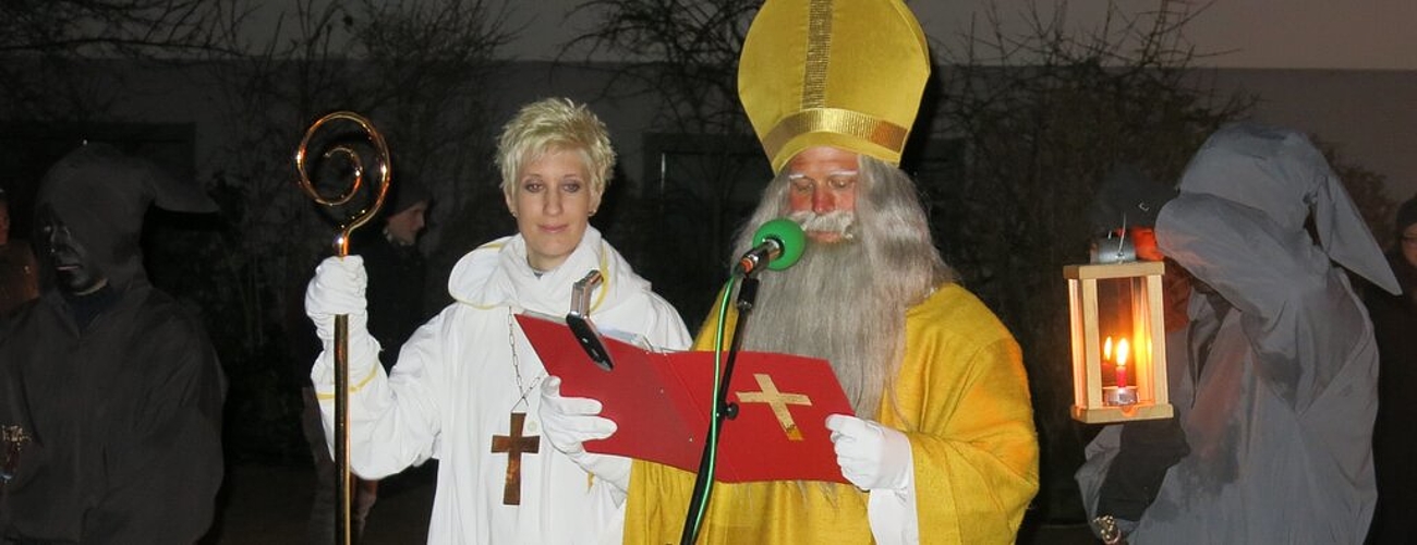 Der Klausenvater begrüsste die Kinder beim Boostock.
