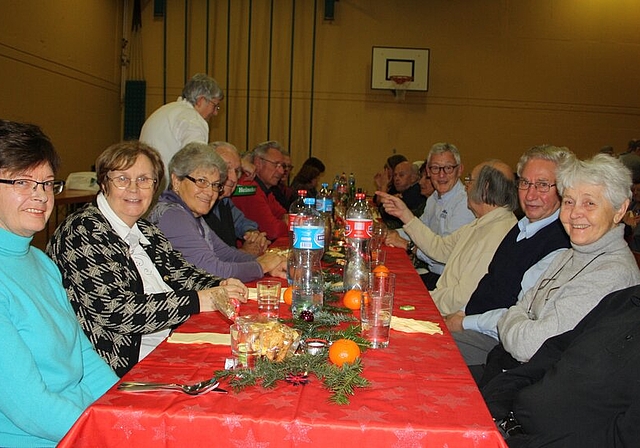 Die Seniorinnen und Senioren genossen die Geselligkeit an der Seniorenweihnacht. Fotos: se
