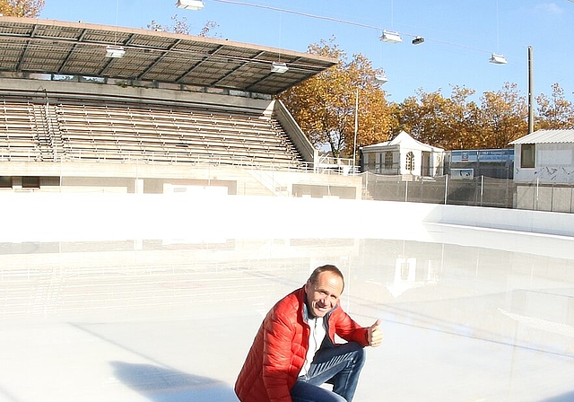 Betriebsleiter Kudi Müller auf dem Eisfeld im Tägi. Foto: bär