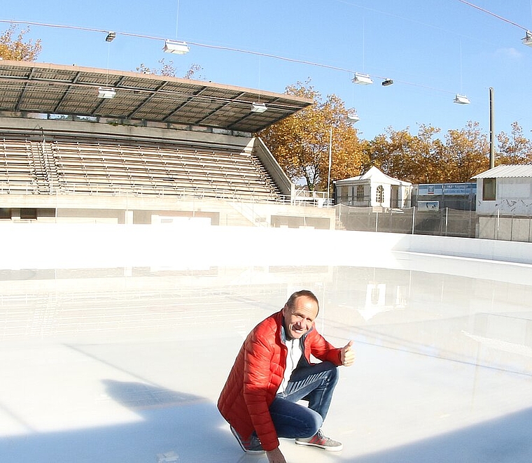 Betriebsleiter Kudi Müller auf dem Eisfeld im Tägi. Foto: bär