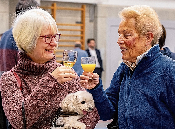 Foto mit Hund Rita Heim (l.) und Heidi Canal prosten sich zu. 