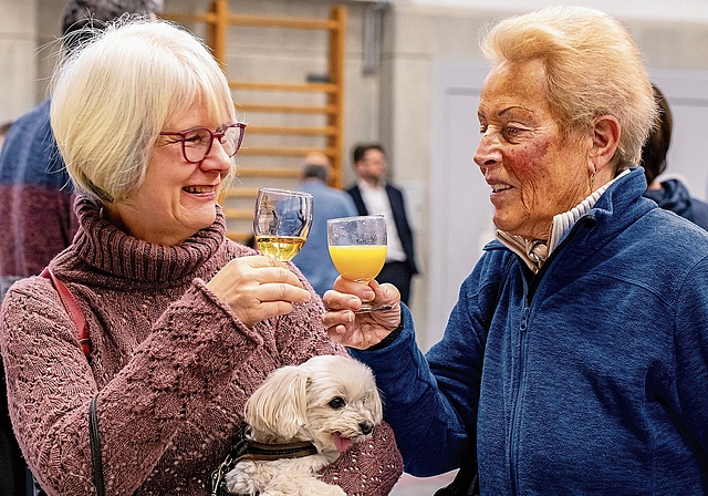 Foto mit Hund Rita Heim (l.) und Heidi Canal prosten sich zu.