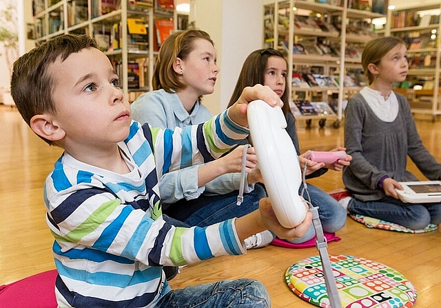 Kinder am Mittwochnachmittag beim Gamen in der Gemeindebibliothek. Foto: André Urech