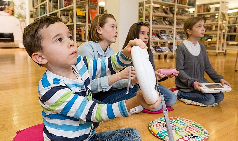 Kinder am Mittwochnachmittag beim Gamen in der Gemeindebibliothek. Foto: André Urech