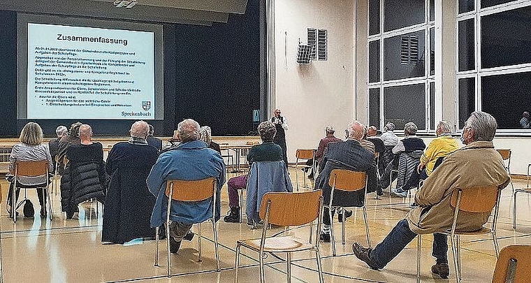 Interessiertes Publikum lauscht den Ausführungen. (Bild: rsz)