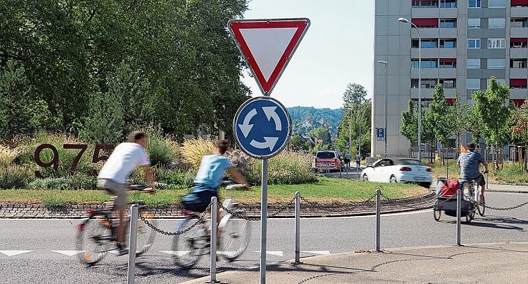 Velofahrer sollen im Kreisel in der Mitte fahren und nicht rechts. Eine Aktion soll darauf hinweisen. Corinne Bürki