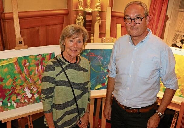 Uschi Steiner, Geschäftsleiterin Insieme, und Präsident Anselm Rohner an der Kalendertaufe. Melanie Bär
