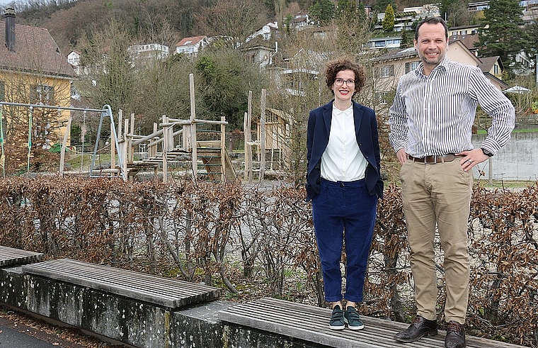 HPS-Schulleitung: <em>Nicole Merkli und Rainer Kirchhofer vor dem Spielplatz der Heilpädagogischen Schule, der Sonderschule der Gemeinde Wettingen. Melanie Bär</em>